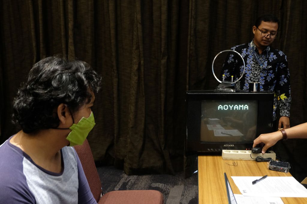 Warga melihat pemasangan <i>set top box</i> (STB) televisi digital di The Akmani Hotel, Jakarta Pusat, Jumat (4/11/2022).