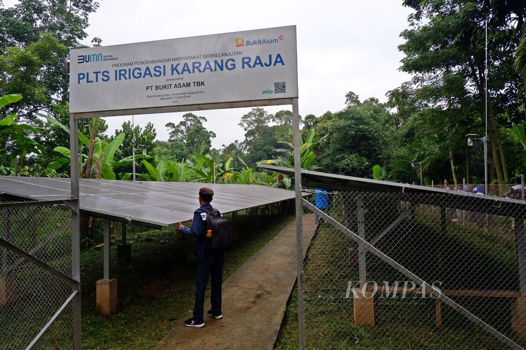 Peserta Jelajah Energi Sumatera Selatan yang digelar Institute for Essential Services Reform (IESR) memperhatikan pembangkit listrik tenaga surya (PLTS) irigasi di Desa Karang Raja, Kecamatan Muara Enim, Kabupaten Muara Enim, Sumatera Selatan, Jumat (1/3/2024). PLTS itu berkapasitas 38 kWp.