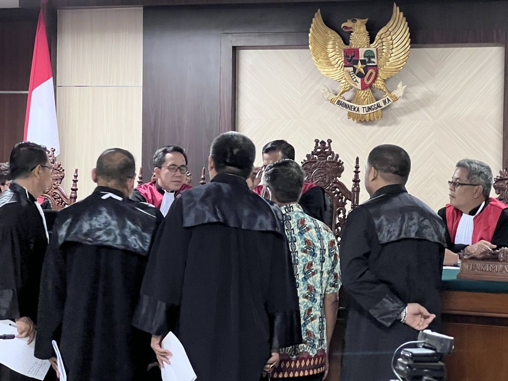 Jaksa penuntut umum dan tim penasihat hukum serta saksi melihat barang bukti yang ditunjukkan majelis hakim dalam sidang kasus dugaan pelanggaran HAM berat Paniai yang digelar di Pengadilan Negeri Makassar, Sulsel, Rabu (28/9/2022).
