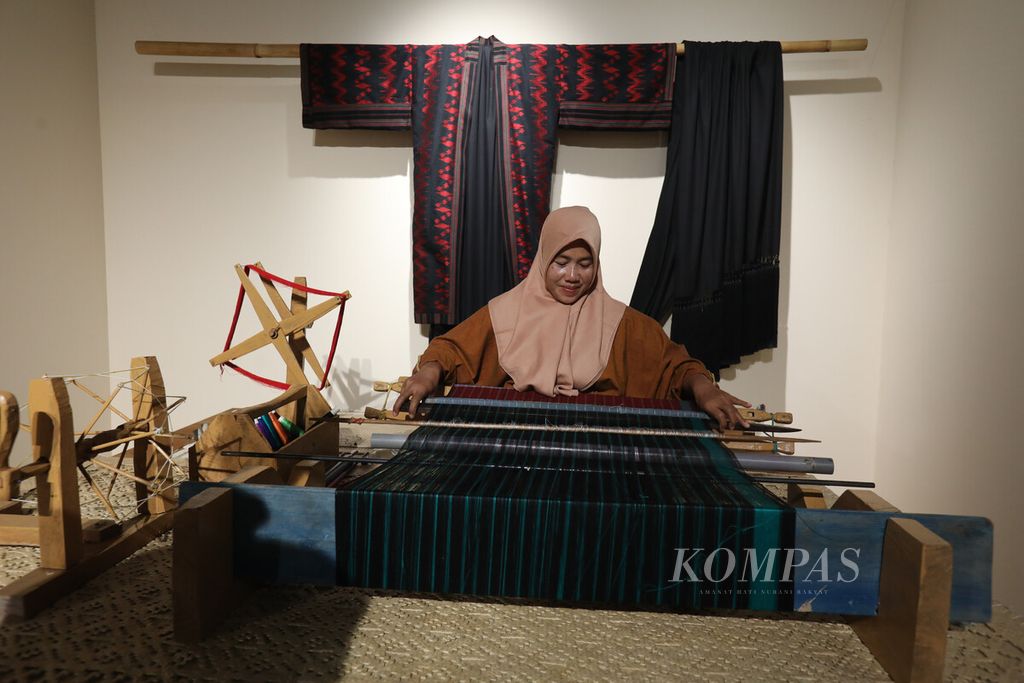 Perajin memperagakan pembuatan kain tenun Sumbawa dalam pameran seni kontemporer Artina #2 di galeri Gedung Sarinah, Thamrin, Jakarta Pusat, Jumat (3/3/2023). Karya-karya seni dalam pameran Artina dapat dinikmati hingga 31 Mei 2023. 