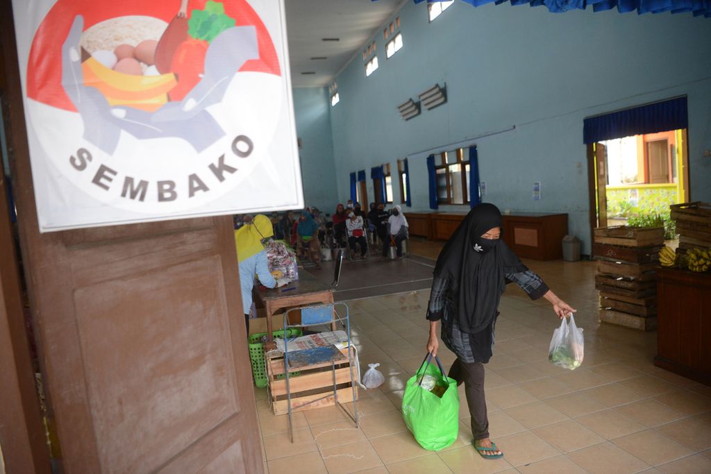 Warga mengambil bantuan sembako di e-Warung Kementerian Sosial di kompleks Kantor Kelurahan Kramat Selatan, Kecamatan Magelang Utara, Kota Magelang, Jawa Tengah, Rabu (26/8/2020). 