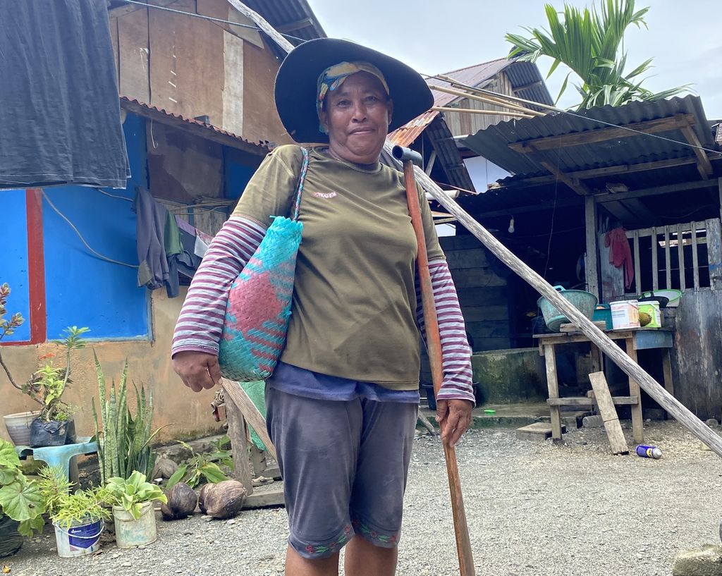 Marsolina Kokene (50), nelayan perempuan dari Desa Gemaf, Kecamatan Weda Utara, Kabupaten Halmahera Tengah, Maluku Utara, sepulang dari melaut pada Kamis (7/9/2023). 