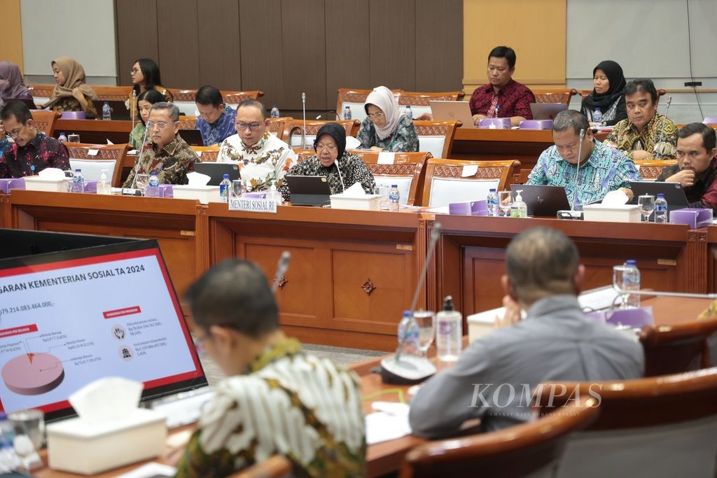 Menteri Sosial Tri Rismaharini (tengah) mengikuti rapat kerja dengan Komisi VIII DPR di Kompleks Parlemen, Senayan, Jakarta, Selasa (7/11/2023).