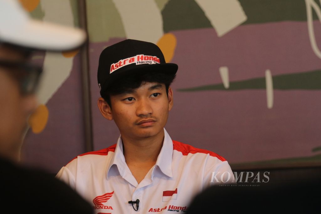 Fadillah Arbi Aditama, pebalap Astra Honda Racing Team, mencetak sejarah sebagai pebalap pertama Indonesia yang memenangi balapan JuniorGP di Barcelona, Minggu (16/7/2023). Foto diambil di Jakarta, Senin (24/7/2023).