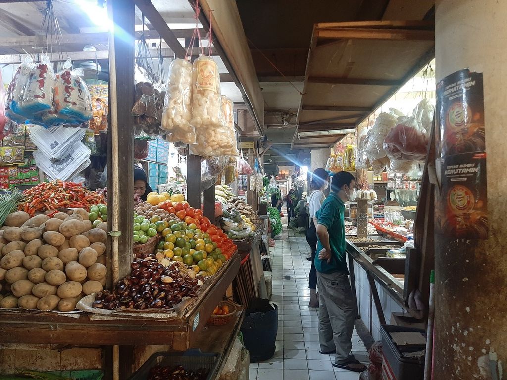 Aktivitas para pedagang dan pembeli di Pasar Tebet Timur, Jakarta Selatan, Jumat (14/10/2022).