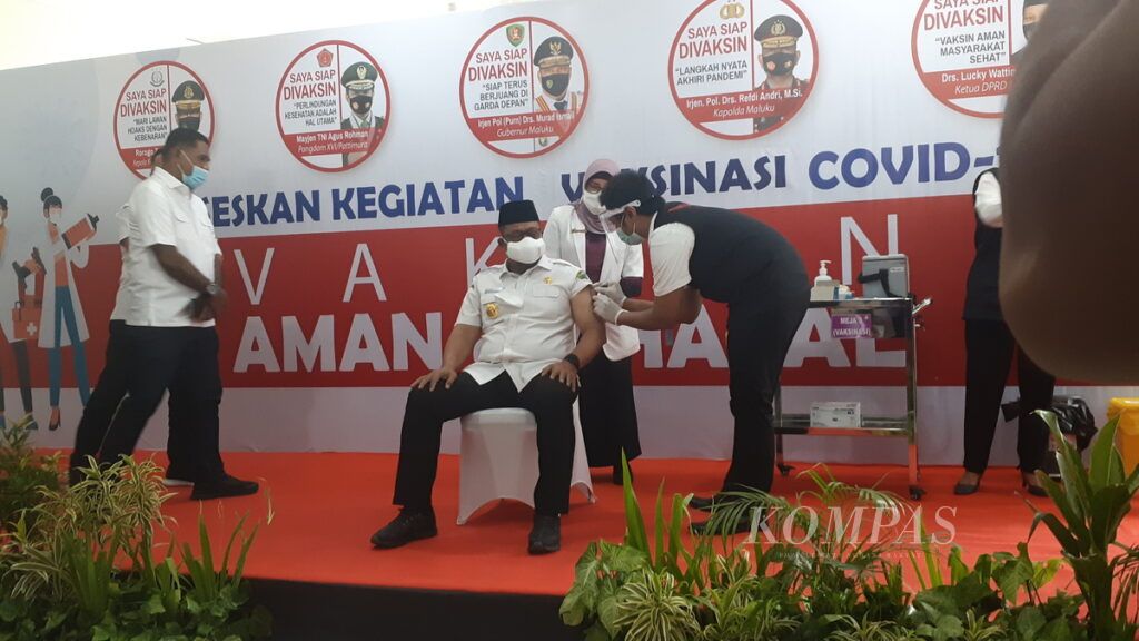 Gubernur Maluku Murad Ismail menjadi orang pertama di Maluku yang menerima vaksin Covid-19. Pemberian vaksin berlangsung di Rumah Sakit Umum Pusat dr J Leimena, Ambon, Maluku, pada Jumat (15/1/2021).