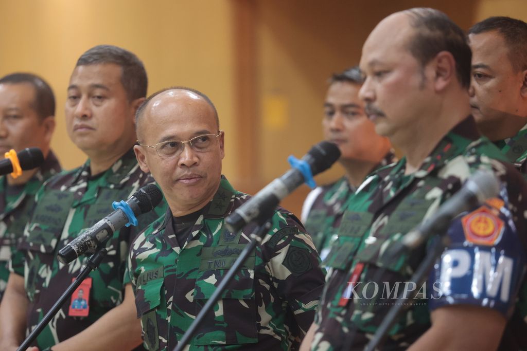 Kepala Pusat Penerangan TNI Laksamana Muda Julius Widjojono (dua dari kanan) di Mabes TNI, Cilangkap, Jakarta Timur, akhir Juli 2023.