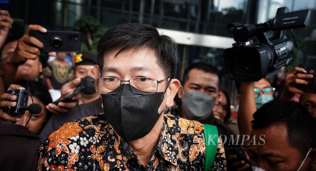 Kepala Kantor Pajak Madya Jakarta Timur Wahono Saputro diam dan menghindar ketika ditanya wartawan atas proses klarifikasi LHKPN di kantor Komisi Pemberantasan Korupsi, Jakarta, Selasa (14/3/2023).