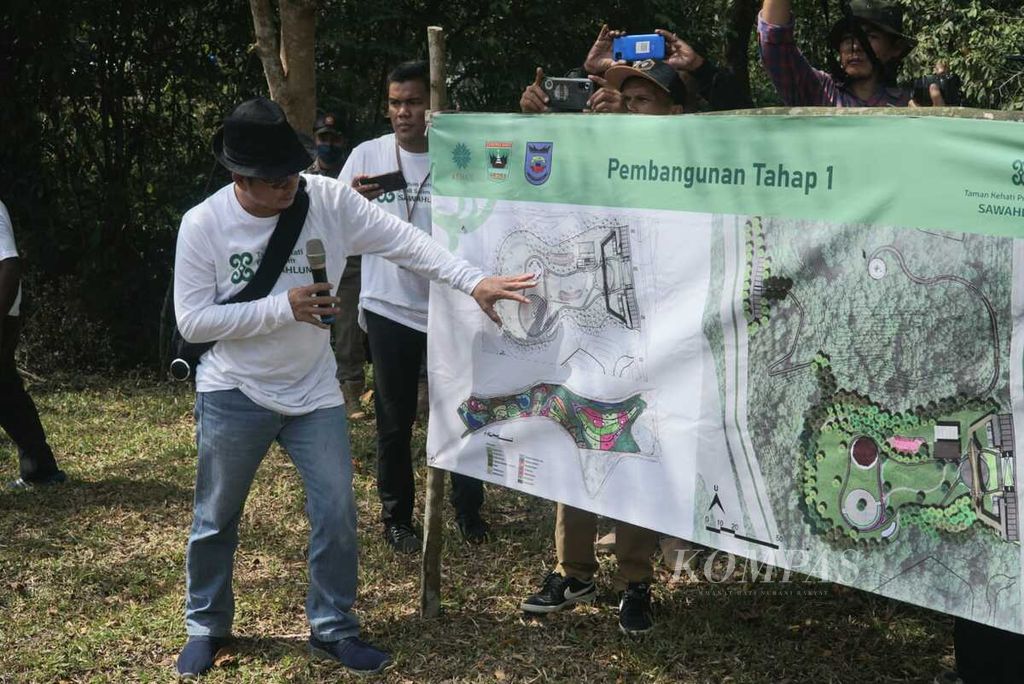 Tim Yayasan Kehati menjelaskan desain Taman Kehati Emil Salim Sawahlunto yang dibangun di area reklamasi bekas tambang batubara Ombilin di Sawahlunto, Sumatera Barat, Rabu (8/6/2022).