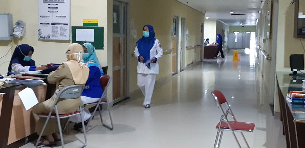 Selain membatasi akses masuk menuju ruang rawat isolasi pasien terduga virus korona, petugas di RSUD Raden Mattaher Jambi mengimbau keluarga pasien dan warga umum selalu mengenakan masker. Hal itu demi mengantisipasi penyebaran virus yang telah menelan korban jiwa.