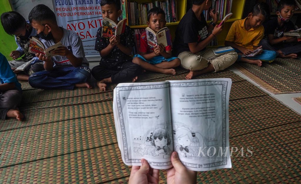 Sejumlah anak membaca buku bersama di Taman Bacaan Masyarakat (TBM) Lentera Pustaka, Kampung Loa, Desa Sukaluyu, Tamansari, Kabupaten Bogor, Jawa Barat, Senin (29/11/2021). 