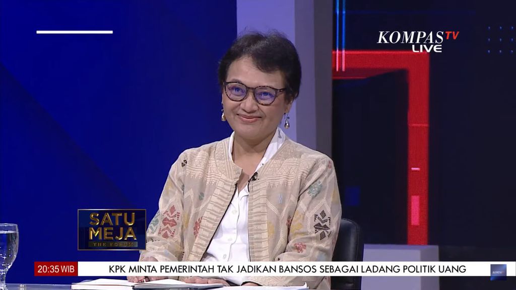 Guru Besar Hukum Tata Negara Universitas Padjadjaran Susi Dwi Harijanti saat menjadi narasumber pada acara Satu Meja The Forum bertajuk “Ramai-Ramai Kritik Jokowi” yang disiarkan Kompas TV, Rabu (8/2/2024) malam.