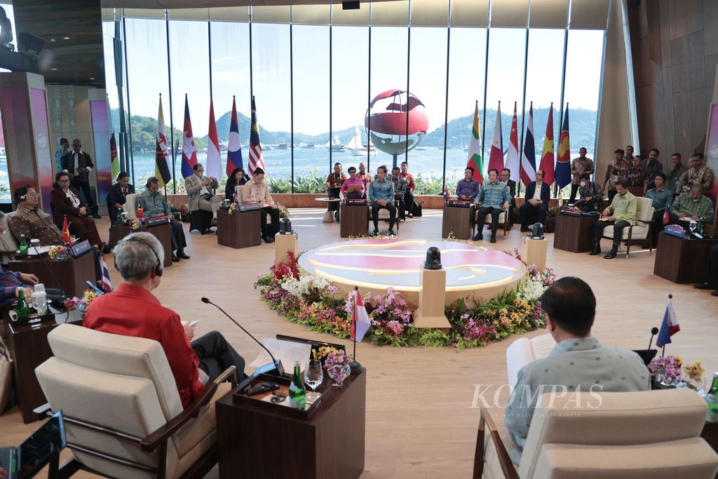 Suasana saat para pemimpin ASEAN mengikuti sesi retreat pada Konferensi Tingkat Tinggi Ke-42 ASEAN di salah satu hotel di Labuan Bajo, Kabupaten Manggarai Barat, Provinsi Nusa Tenggara Timur, Kamis (11/5/2023). 