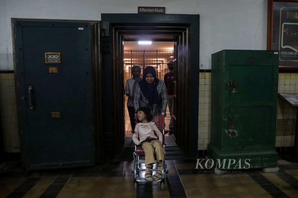 Seorang anak penyandang disabilitas yang menggunakan kursi roda didorong orangtuanya saat mengunjungi Museum Mandiri, Jakarta, Sabtu (29/7/2023). Kelompok disabilitas dari Keluarga Asa berkunjung ke Museum Mandiri.
