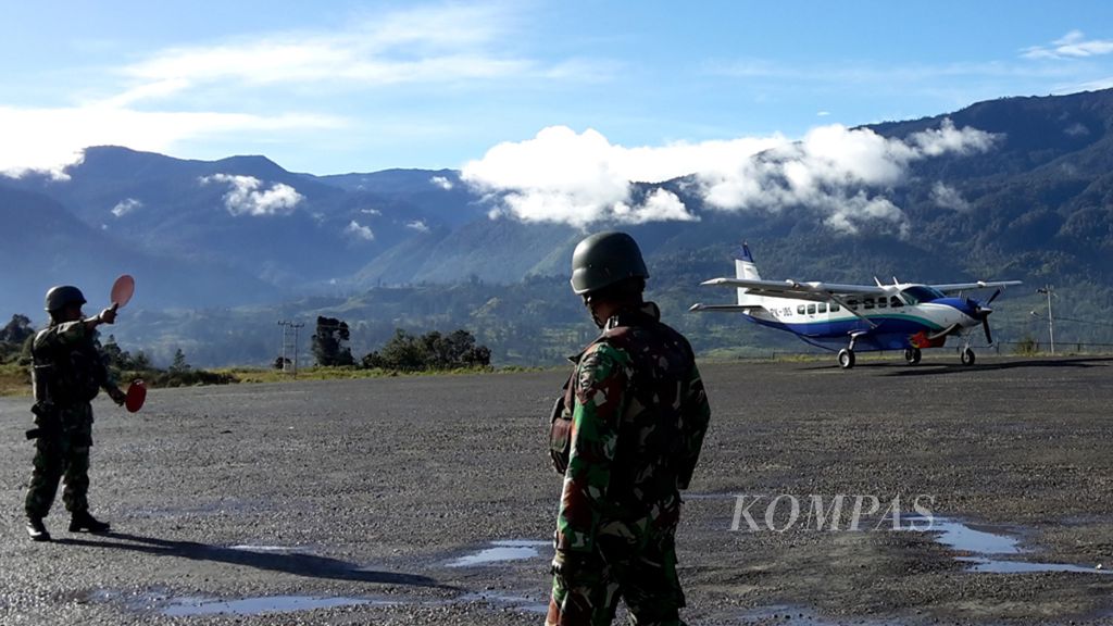 Pesawat baling-baling berbadan kecil baru saja mendarat di Bandara Ilaga, Kabupaten Puncak, Papua. Pesawat kecil semacam itu merupakan alat transportasi satu-satunya yang bisa menjangkau Ilaga dari Bandara Timika di Kabupaten Mimika, Papua. 