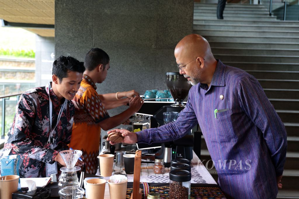 Direktur Jenderal Kerja Sama ASEAN Sidharto Suryodipuro (kanan) memsan kopi sebelum memimpin Pertemuan Para Direktur Jenderal (SOM) ASEAN dalam rangkain KTT Ke-42 ASEAN di Golo Mori, Kecamatan Komodo, Manggarai Barat, Nusa Tenggara Timur, Senin (8/5/2023). 