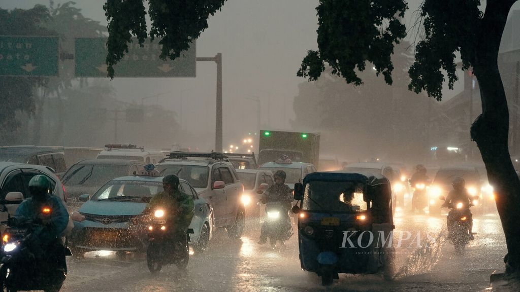 Pengendara melintasi hujan deras di Jalan Basuki Rachmat, Jakarta Timur, Jumat (12/11/2021). Hujan sedang hingga lebat disertai kilat dan angin kencang melanda sebagian besar wilayah Jakarta. Pada musim hujan tahun ini, Badan Meteorologi, Klimatologi, dan Geofisika (BMKG) memonitor terjadinya fenomena La Nina pada akhir tahun yang diperkirakan  berlangsung dengan intensitas lemah-sedang sampai dengan Februari 2022. Fenomena alam yang menyebabkan udara terasa lebih dingin atau mengalami curah hujan lebih tinggi ini perlu diwaspadai karena berpotensi meningkatkan ancaman terjadinya bencana hidrometeorologi.