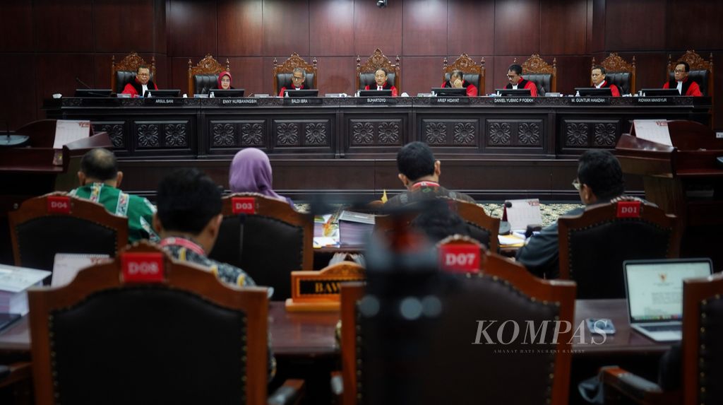 Delapan hakim konstitusi tanpa hakim konstitusi Anwar Usman hadir dalam sidang lanjutan perselisihan hasil pemilihan umum (PHPU) Pilpres 2024 di Mahkamah Konstitusi, Jakarta, Senin (1/4/2024). 