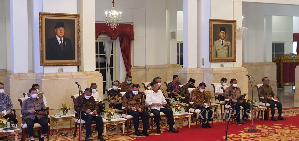 Para menteri mendengarkan pengarahan Presiden Joko Widodo dalam sidang kabinet paripurna di Istana Negara, Jakarta, Kamis (2/3/2023).