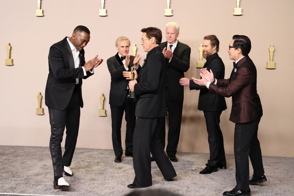 Ilustrasi. (Dari kiri ke kanan) Aktor Mahershala Ali, Christoph Waltz, Tim Robbins, serta Robert Downey Jr, Ke Huy Quan, dan Sam Rockwell bercengkerama dalam acara Academy Awards yang ke-96 di Hollywood, California, Amerika Serikat, Minggu (10/3/2024). Mereka merupakan para pemenang aktor pendukung terbaik.