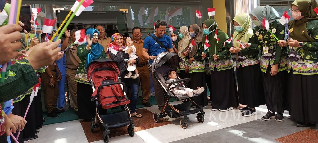 Rumah Sakit Umum Daerah Saiful Anwar melakukan serah terima bayi kembar siam Aliyah-Aisyah kepada orangtua mereka di Malang, Jawa Timur, Selasa (22/8/2023).