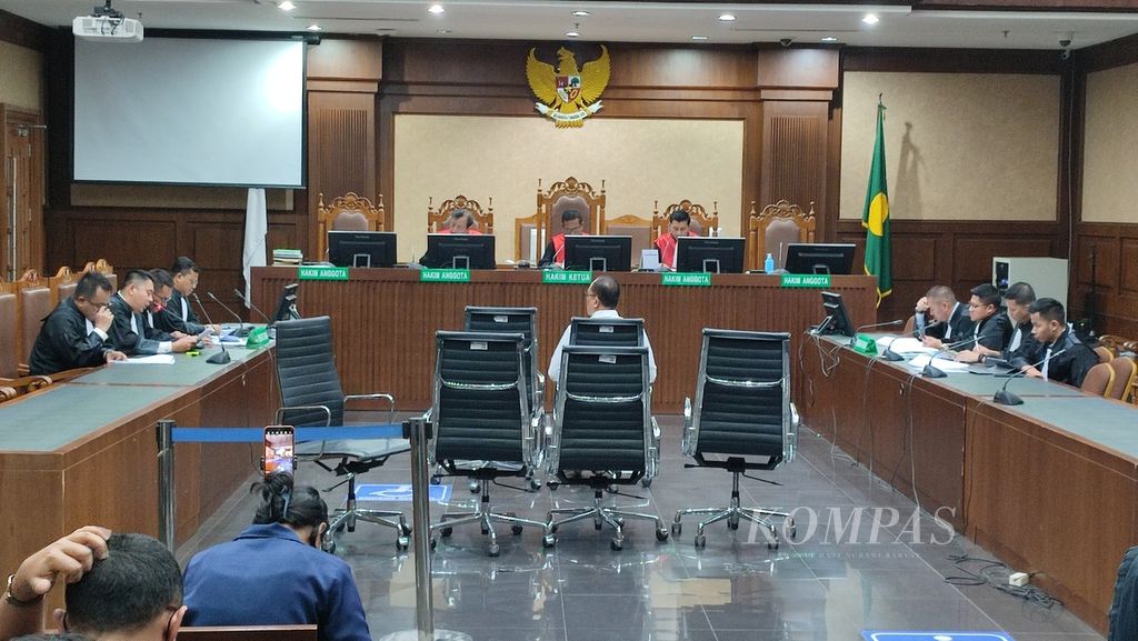 Terdakwa Rafael Alun Trisambodo mendengarkan dakwaan yang dibacakan jaksa Komisi Pemberantasan Korupsi di Pengadilan Tindak Pidana Korupsi Jakarta, Rabu (30/8/2023).