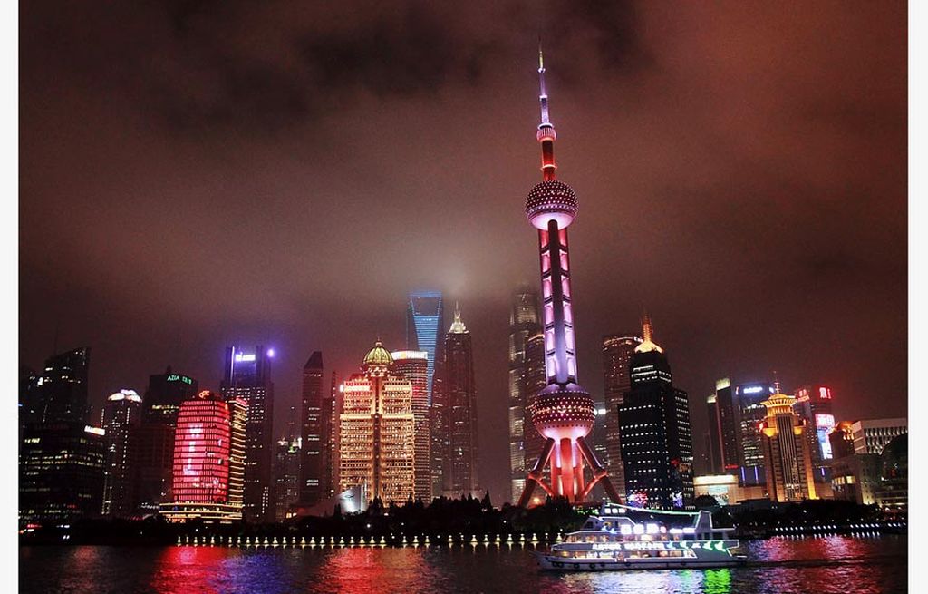 Shanghai, China, pada malam hari dilihat dari kapal yang menyusuri Sungai Huangpu.