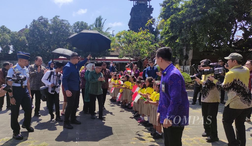 Wakil Presiden Ma’ruf Amin beserta istri, Nyonya Wury Estu Handayan, Selasa (17/10/2023), mengunjungi Posyandu Cempaka di Banjar Mumbul, Kuta Selatan, Kabupaten Badung, Bali, untuk meninjau penanganan tengkes di Bali. 