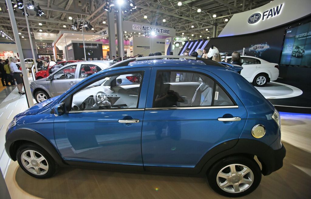 Mobil FAW V2 China dipamerkan di Moscow International Automobile Salon di Moskwa, Rusia, pada 31 Agustus 2012. Perpecahan antara China dan Eropa terkait perang di Ukraina terlihat minggu ini. 