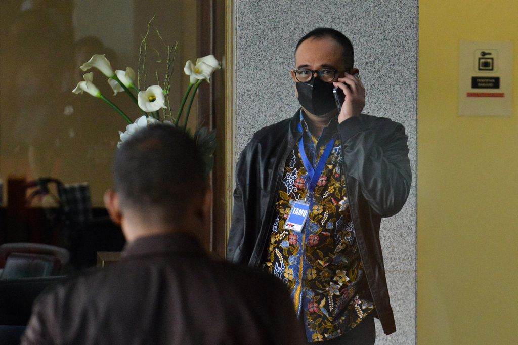 Bekas pejabat eselon III Direktorat Jenderal Pajak Kementerian Keuangan Rafael Alun Trisambodo (kanan) hadir memenuhi panggilan di Gedung Komisi Pemberantasan Korupsi (KPK), Jakarta, Rabu (1/3/2023). 