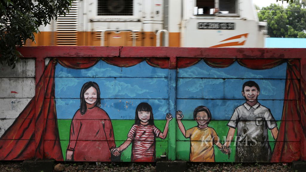 Mural berisi pesan gambaran keluarga bahagia di Jalan Bekasi Timur Raya, Jakarta Utara, Kamis (20/2/2020). 