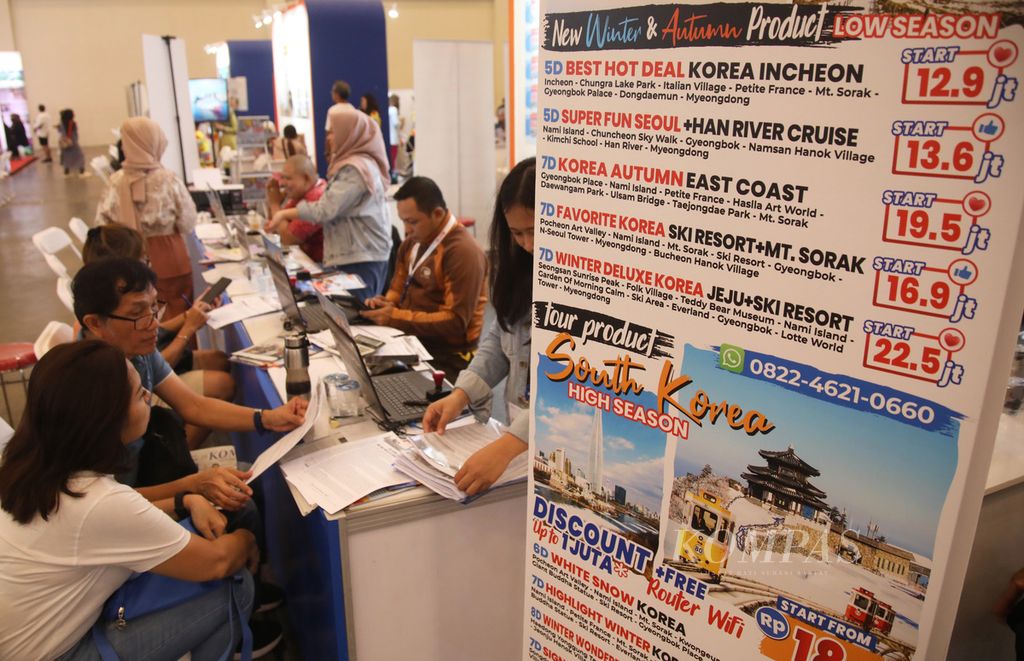 Paket wisata ke Korea Selatan yang ditawarkan salah satu stan pameran Kompas Travel Fair 2023 di ICE BSD, Tangerang, Banten, Sabtu (2/9/2023). Paket wisata ke luar negeri dengan harga menarik banyak ditawarkan biro perjalanan selama KTF 2023. 
