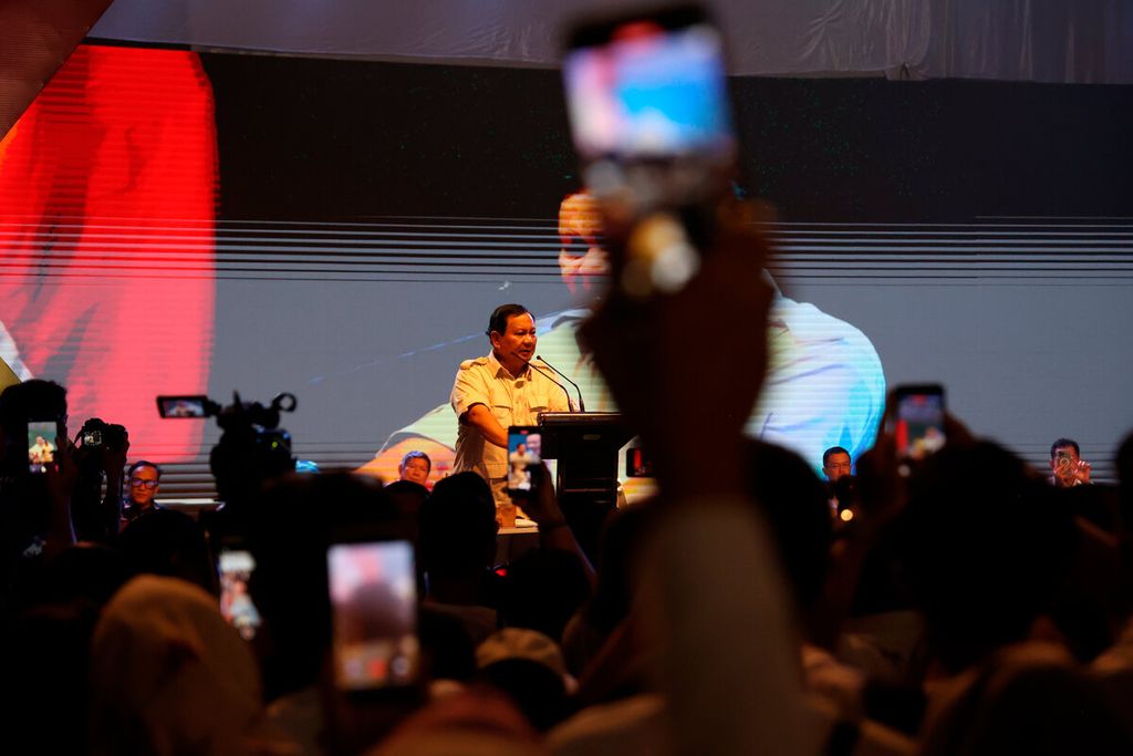 Prabowo Subianto saat berpidato pada acara deklarasi sukarelawan Prabowo Budiman (Prabu) di Marina, Kota Semarang, Jawa Tengah, 18 Agustus 2023. Tokoh pergerakan reformasi dan politikus dari PDI-P, Budiman Sudjatmiko, bersama sukarelawannya mendeklarasikan dukungan dan pemenangan bagi calon presiden Prabowo Subianto. 