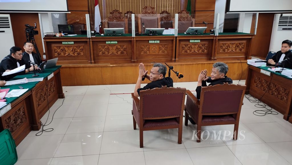 Terdakwa Hendra Kurniawan dan Agus Nurpatria bersiap mengikuti sidang dengan agenda pemeriksaan saksi dalam perkara perintangan penyidikan terkait tewasnya Nofriansyah Yosua Hutabarat pada Kamis (27/10/2022) di Pengadilan Negeri Jakarta Selatan. 