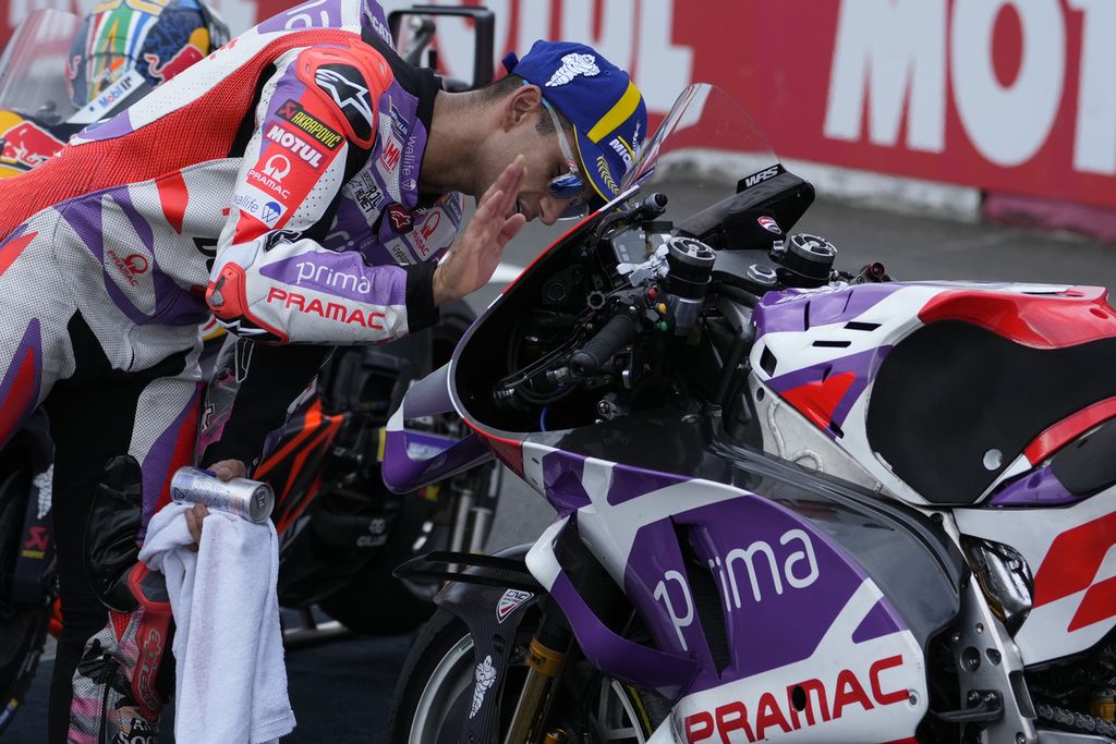 Pebalap Prima Pramac, Jorge Martin, mencium sepeda motornya untuk merayakan keberhasilannya memenangi balapan sprint MotoGP seri Jepang di Sirkuit Motegi, Sabtu (30/9/2023).