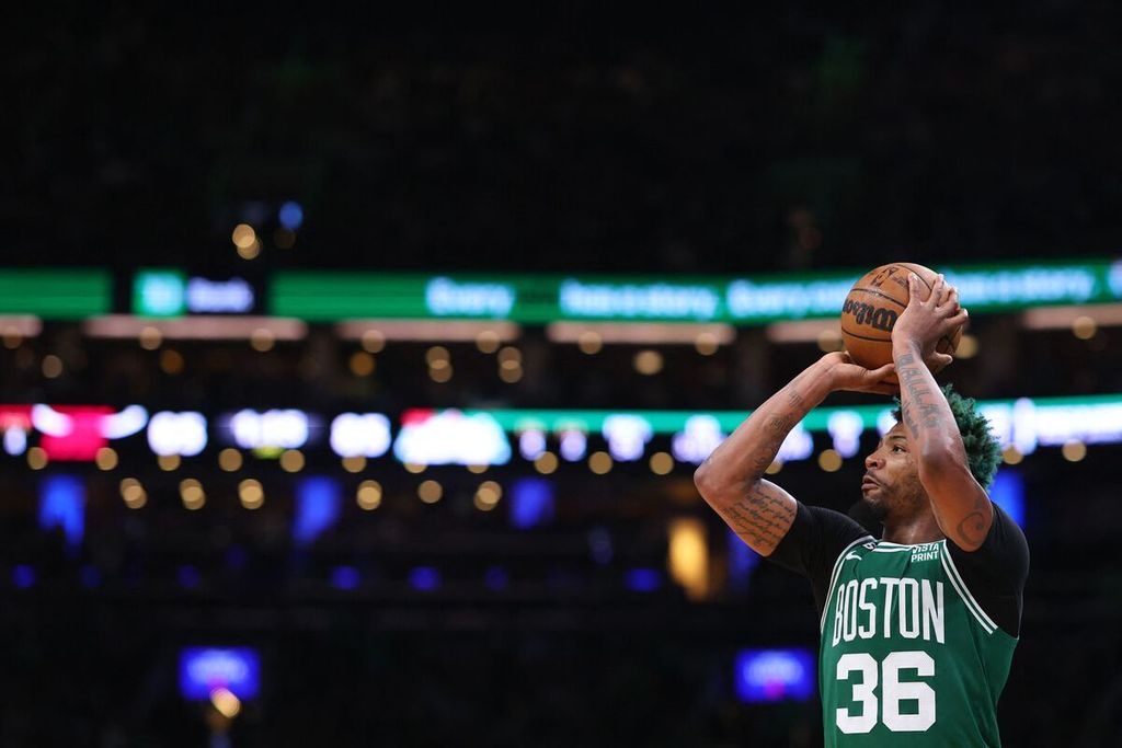 Pemain Boston Celtics, Marcus Smart, menembak bola saat menghadapi Miami Heat pada gim kelima final Wilayah Timur NBA di TDA Garden, Boston, Amerika Serikat, Jumat (26/5/2023) waktu Indonesia. Celtics menang, 110-97.