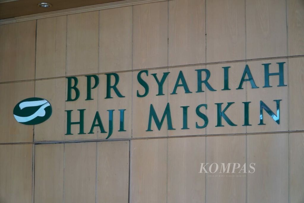 Tulisan BPR Syariah Haji Miskin yang terpampang pada salah satu dinding kantor BPR, di Tanah Datar, Sumatera Barat, Rabu (17/7/2019). BPR Syariah Haji miskin merupakan salah satu dari tujuh BPRS di Indonesia yang mendapat suntikan dana dari PNM Ventura Syariah.