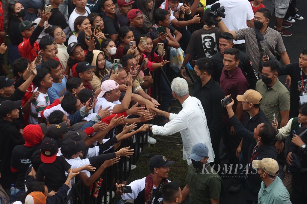 Calon presiden nomor urut 3, Ganjar Pranowo, menyalami pendukungnya yang hadir dalam kampanye akbar di Genteng, Banyuwangi, Jawa Timur, Kamis (8/2/2024).