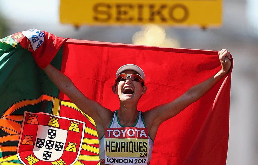 Pejalan cepat Portugal, Ines Henriques, mengekspresikan kegembiraannya setelah menjadi yang tercepat dalam nomor 50 kilometer jalan cepat putri, Minggu (13/8).