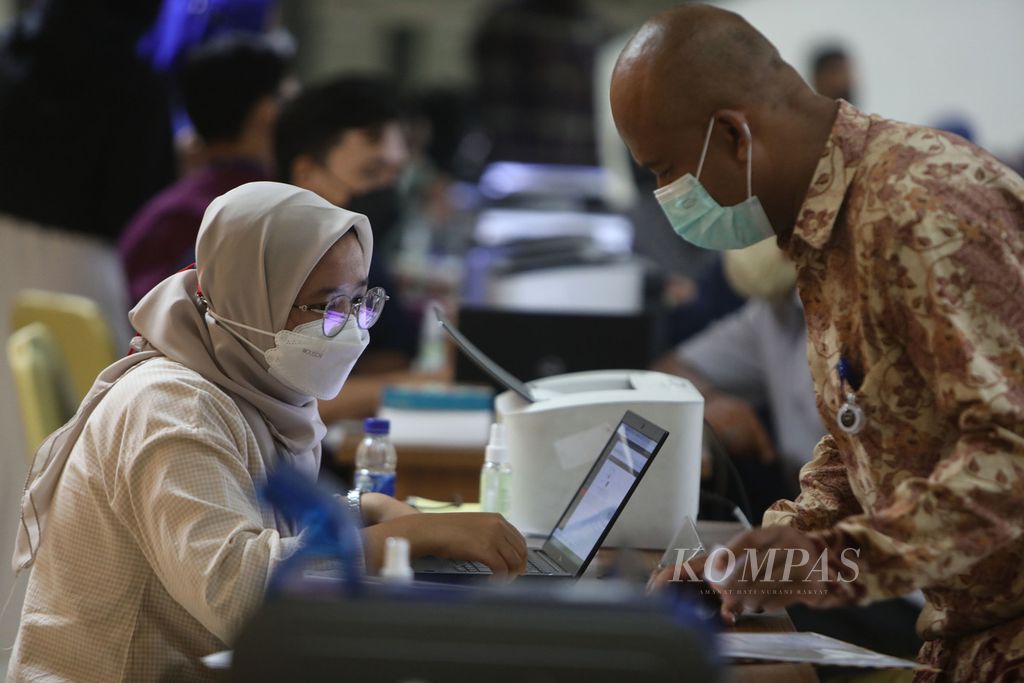 Petugas melayani wajib pajak yang akan melaporkan Surat Pemberitahuan (SPT) Tahunan untuk Tahun Pajak 2021 di Kompleks Gedung Parlemen, Senayan, Jakarta, Kamis (17/3/2022). 