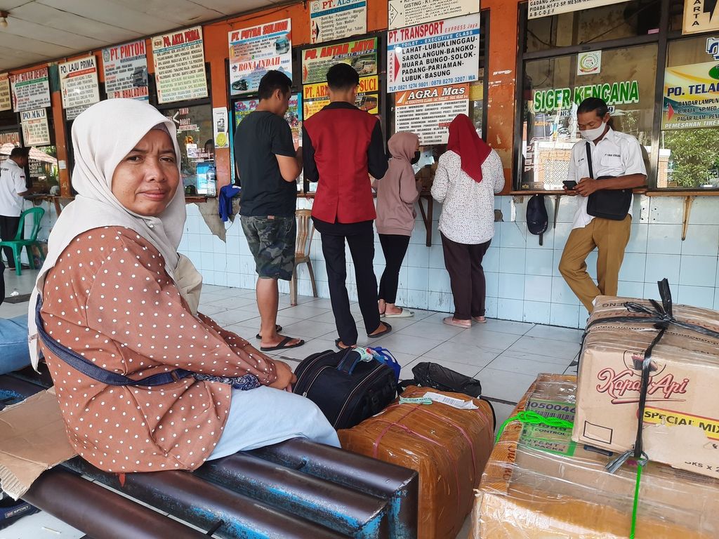 Penumpang bus Siger Kencana, Utari (50), menunggu jadwal keberangkatan menuju Lampung di Terminal Kalideres, Jakarta, Senin (3/4/2023). Ia memutuskan berangkat sebelum Lebaran guna menghemat biaya tiket yang meningkat saat mendekati Idul Fitri.