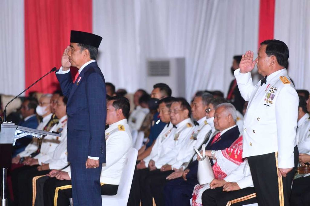 Presiden Joko WIdodo saat memimpin upacara Parade Senja dan penurunan bendera Merah Putih di Lapangan Bela Negara, Kementerian Pertahanan, Jakarta, Selasa (4/10/2022). Menteri Pertahanan Prabowo Subianto tampak mendampingi Presiden Jokowi pada upacara yang merupakan rangkaian hari ulang tahun ke-77 Tentara Nasional Indonesia tersebut.