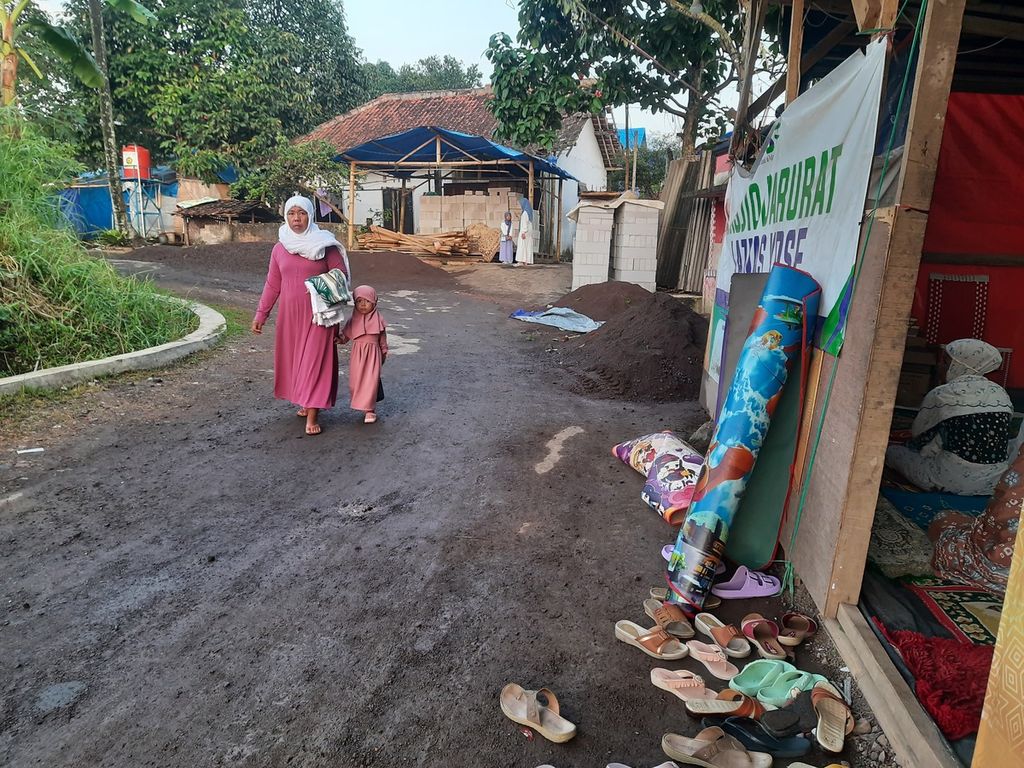 Warga yang bersiap mengikuti shalat Idul Fitri di masjid darurat Kedung Girang, Sukamanah, Kabupaten Cianjur, Sabtu (22/4/2023).