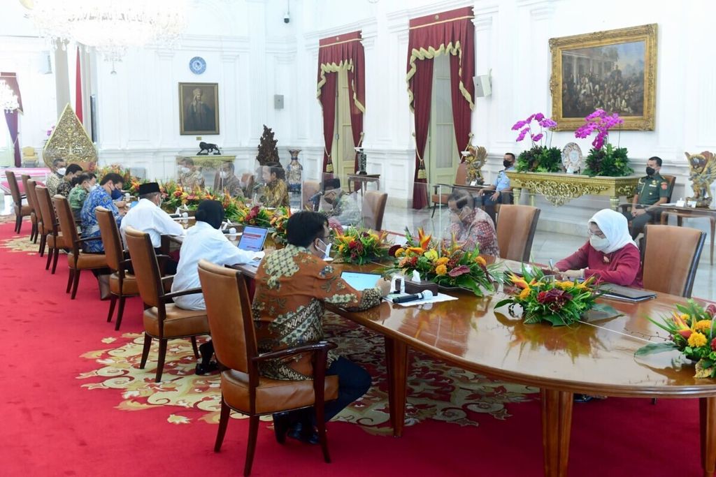 Presiden Joko Widodo dan Wakil Presiden Maruf Amin memimpin rapat terbatas mengenai kemiskinan ekstrem di Istana Merdeka, Jakarta, Kamis (18/11/2021) sore. 
