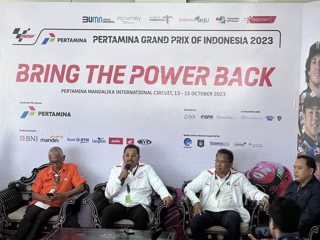 Director General of Resources and Post and Informatics Devices or SDPPI Ismail (holding the mic), accompanied by, among others, CEO of Mandalika Grand Prix Association Priandhi Satria (far left) and Director of SDPPI Control Sabirin Mochtar (two from the right), provided an explanation in a press conference at the Pertamina Mandalika International Circuit in Kuta, Pujut, Central Lombok, West Nusa Tenggara, on Saturday (14/10/2023).