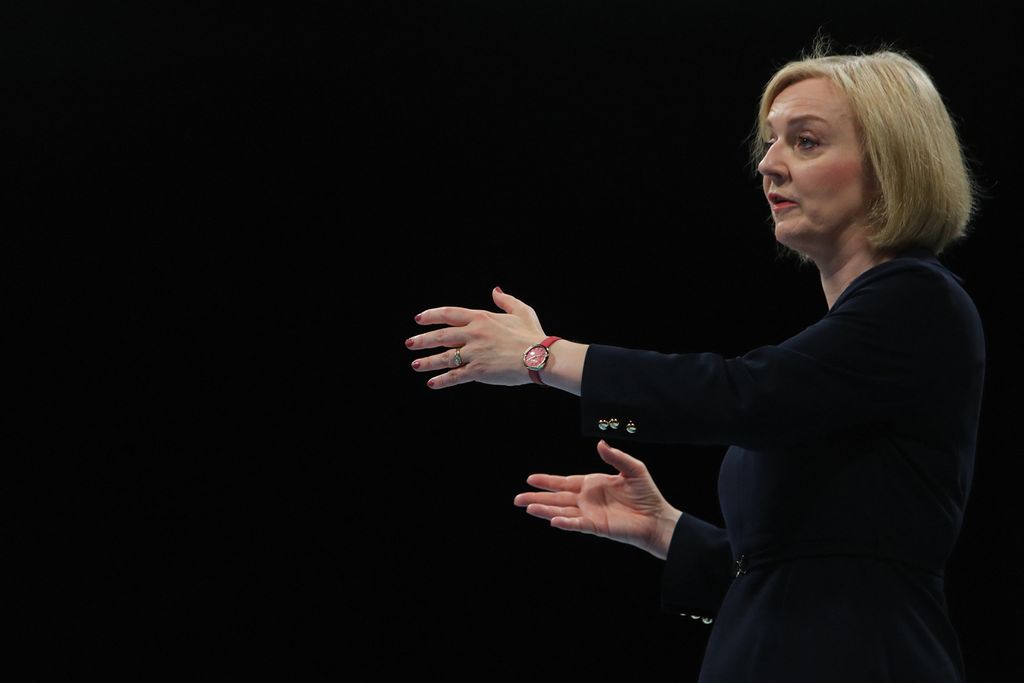 Menteri Luar Negeri Liz Truss, yang juga kandidat PM Inggris yang baru, menjawab pertanyaan saat acara Partai Konservatif di Birmingham, 23 Agustus 2022. 