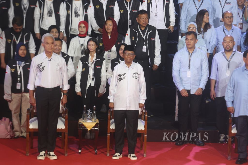 Pasangan calon presiden-calon wakil presiden nomor urut 3, Ganjar Pranowo-Mahfud MD, mengikuti debat yang diselenggarakan Komisi Pemilihan Umum (KPU) di Kantor KPU, Jakarta, Selasa (12/12/2023). 