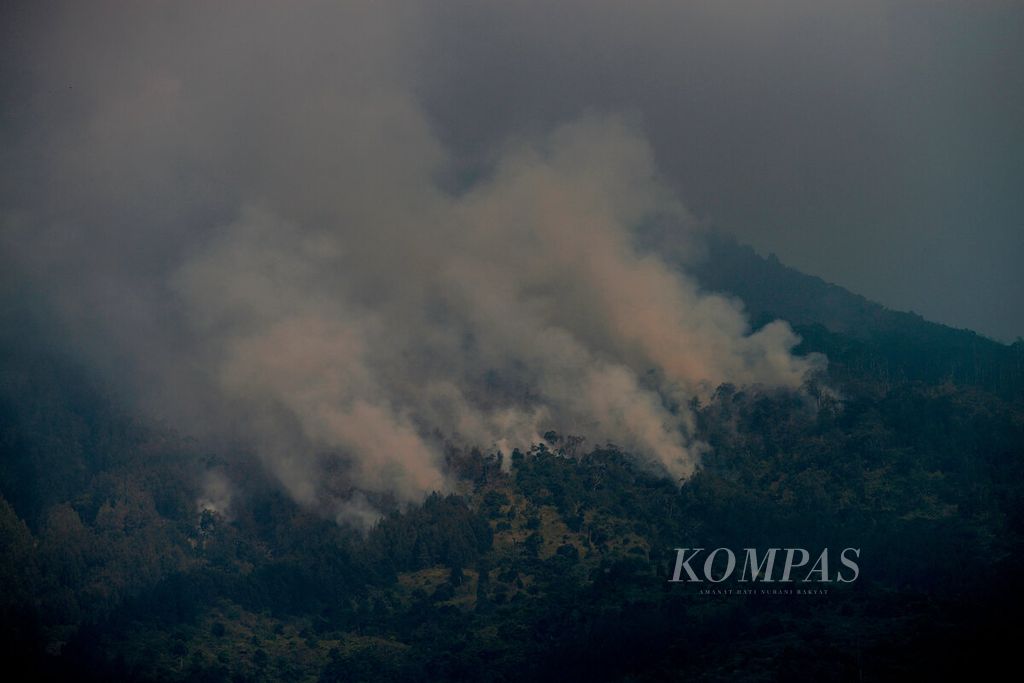 Asap dari kebakaran hutan yang melanda sisi barat Gunung Lawu tampak dari kawasan Candi Ceto, Kecamatan Jenawi, Kabupaten Karanganyar, Kamis (5/10/2023).