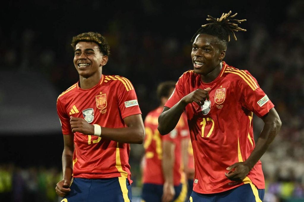 Gelandang Spanyol, Nico Williams (kanan), merayakan golnya ke gawang Georgia bersama rekannya, Lamine Yamal, pada babak 16 besar Piala Eropa di Stadion Cologne, Koeln, Jerman, pada 30 Juni 2024.