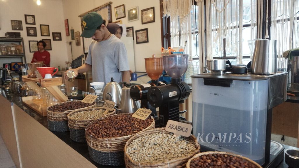 The atmosphere in one of the coffee shops in Bandar Lampung, on Sunday (19/1/2020). The coffee-drinking lifestyle is causing coffee shop businesses to thrive in Lampung.